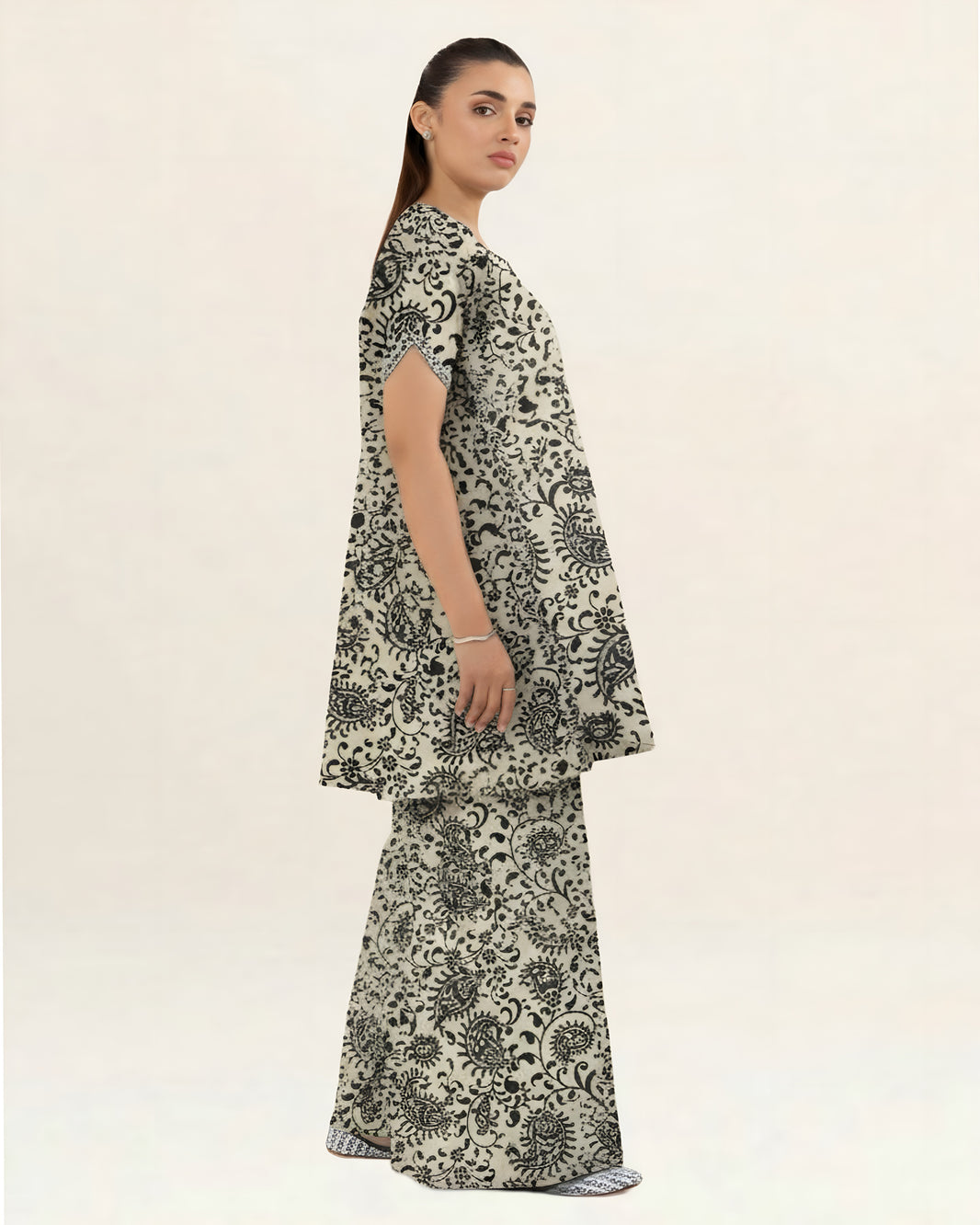 2PC Lawn Unstitched Code : 21